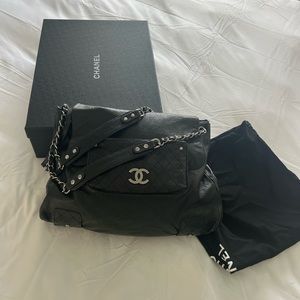 CHANEL AUTHENTIC- POCKET IN THE CITY FLAP BAG JUMBO CAVIAR